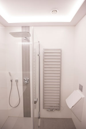 10. Łazienka na parterze apartamentu