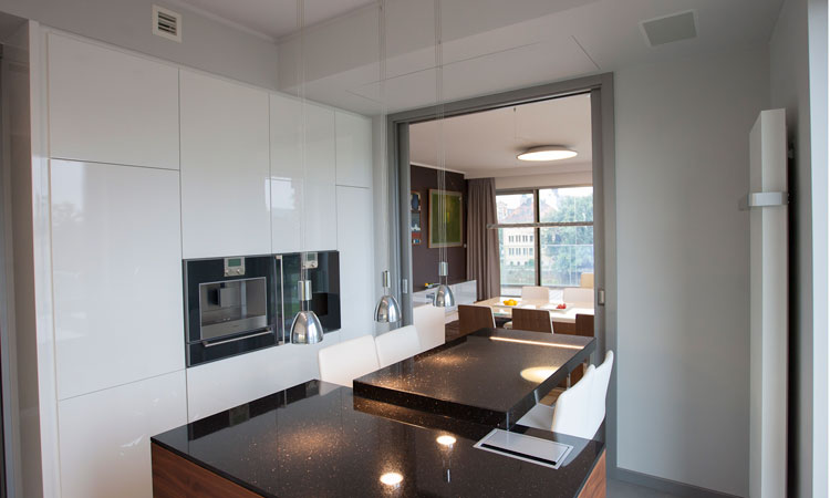 04. Wysoka zabudowa kuchenna apartamentu